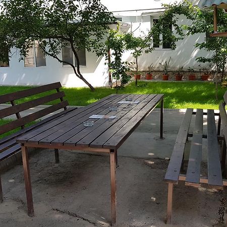 Friends Guest House & Hostel Бишкек Экстерьер фото