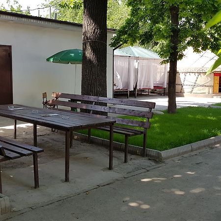 Friends Guest House & Hostel Бишкек Экстерьер фото