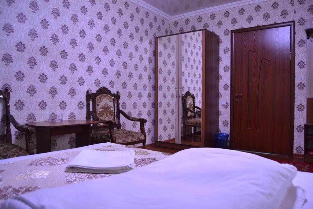 Friends Guest House & Hostel Бишкек Экстерьер фото
