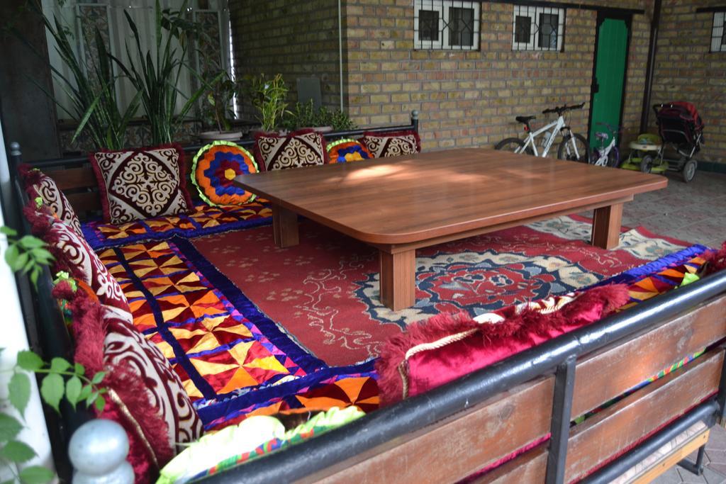 Friends Guest House & Hostel Бишкек Экстерьер фото