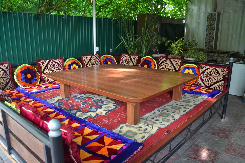 Friends Guest House & Hostel Бишкек Экстерьер фото