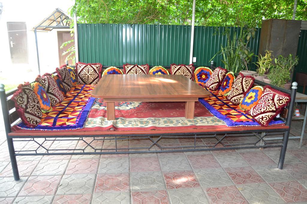 Friends Guest House & Hostel Бишкек Экстерьер фото