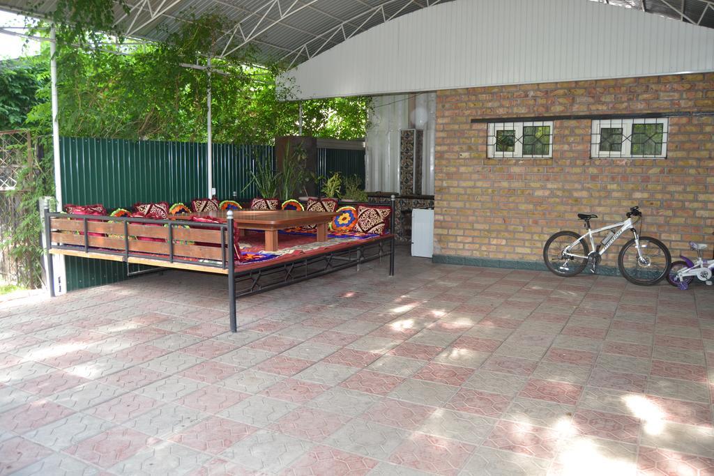 Friends Guest House & Hostel Бишкек Экстерьер фото