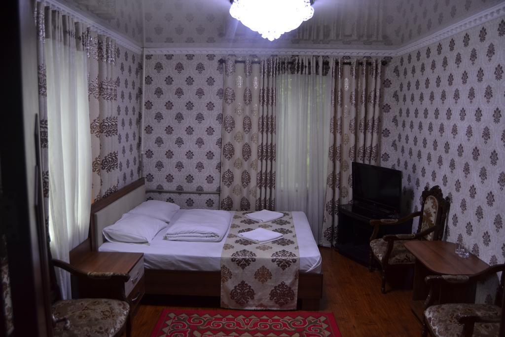 Friends Guest House & Hostel Бишкек Экстерьер фото