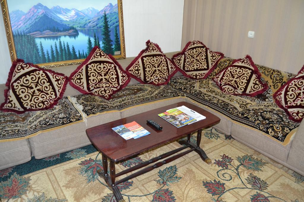 Friends Guest House & Hostel Бишкек Экстерьер фото