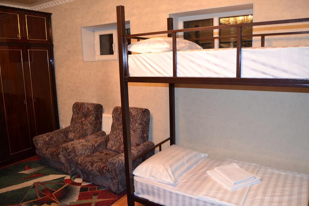 Friends Guest House & Hostel Бишкек Экстерьер фото