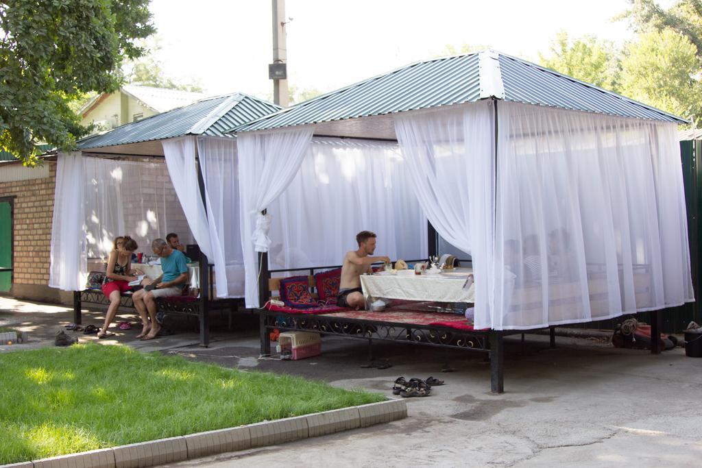 Friends Guest House & Hostel Бишкек Экстерьер фото