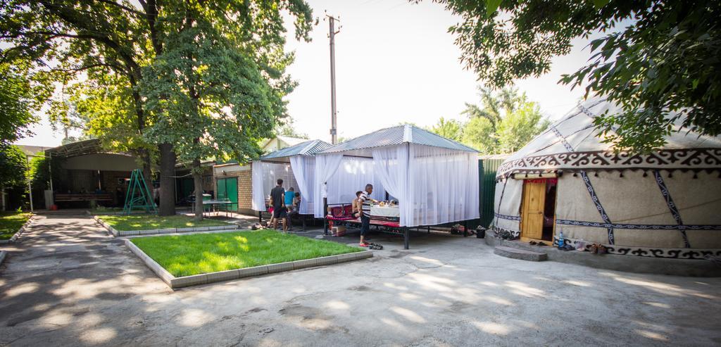 Friends Guest House & Hostel Бишкек Экстерьер фото