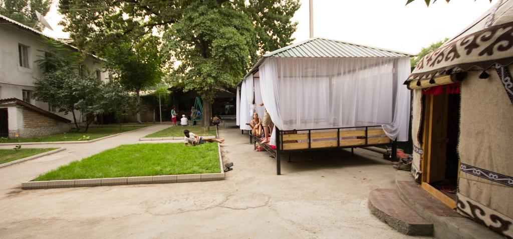 Friends Guest House & Hostel Бишкек Экстерьер фото