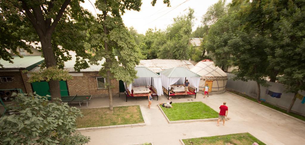 Friends Guest House & Hostel Бишкек Экстерьер фото