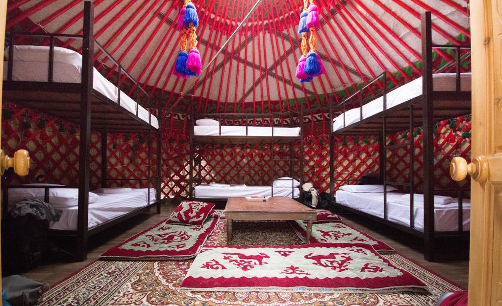 Friends Guest House & Hostel Бишкек Экстерьер фото