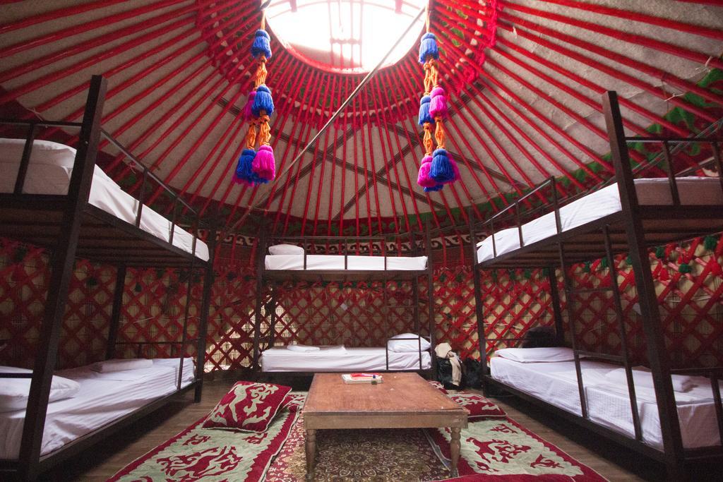 Friends Guest House & Hostel Бишкек Экстерьер фото