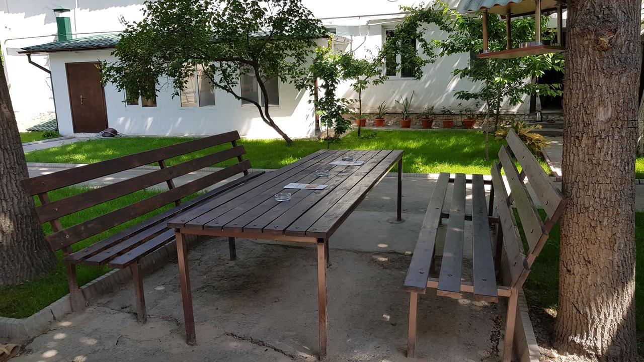 Friends Guest House & Hostel Бишкек Экстерьер фото
