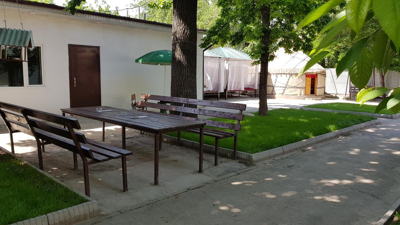Friends Guest House & Hostel Бишкек Экстерьер фото